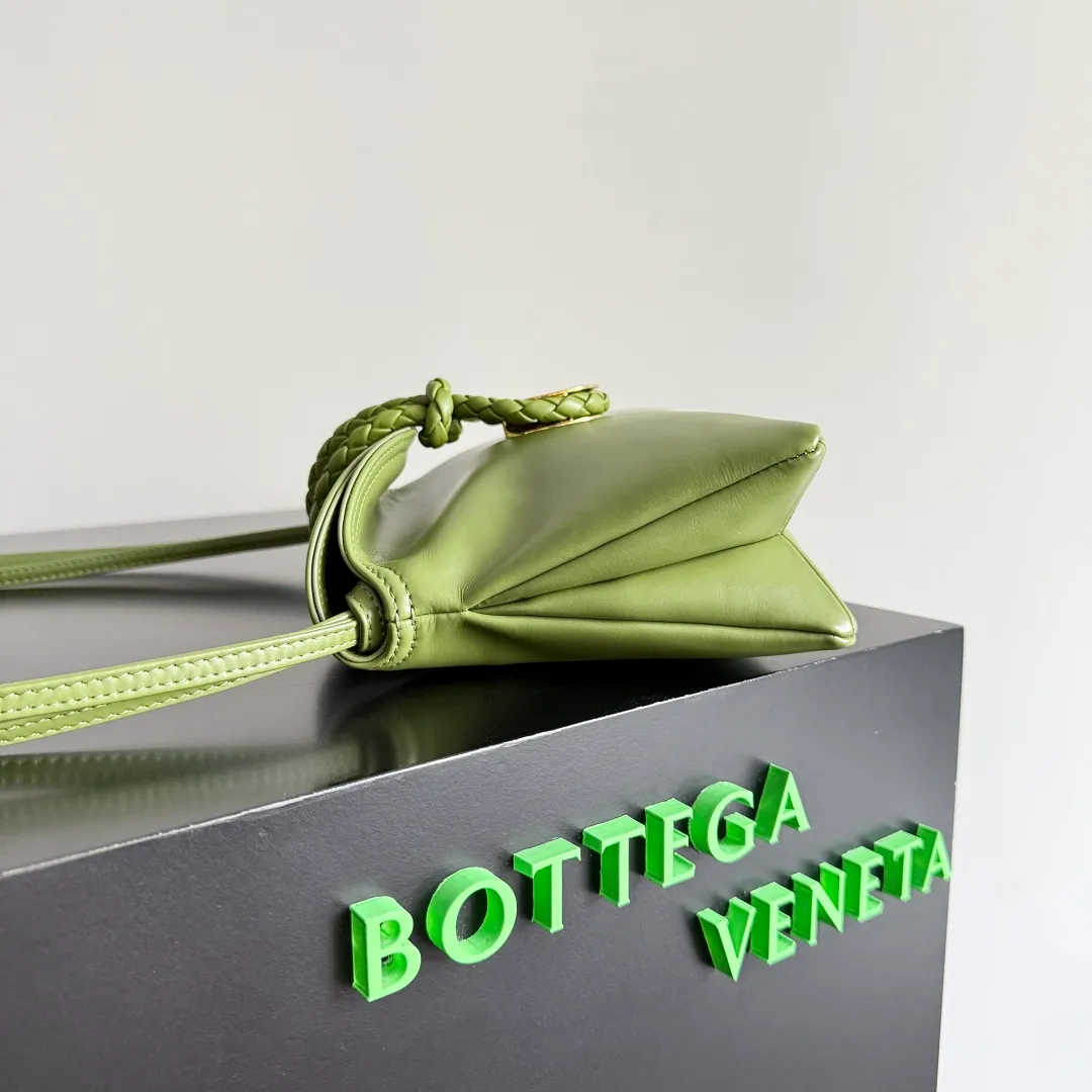 Batch 1520 BOTTEGA VENETA 2025 women's mini LIBERTA crossbody bag, the smallest size is shipped! ! Summer is here, how can you go out and play without a small bag? The "Freedom" series has the advantage of not being picky about seasons. I really like it. A small bag with a generous temperament is an indispensable item for every girl to perfectly adapt to the variety of summer outfits. The high-quality leather reveals a delicate luster. The U-shaped high-quality hardware design is enlarged in this size, which is the finishing touch. Whether it is attending a banquet or daily travel, it can show off the taste. Style No.: 826147 Size: 24*15.5*5cm